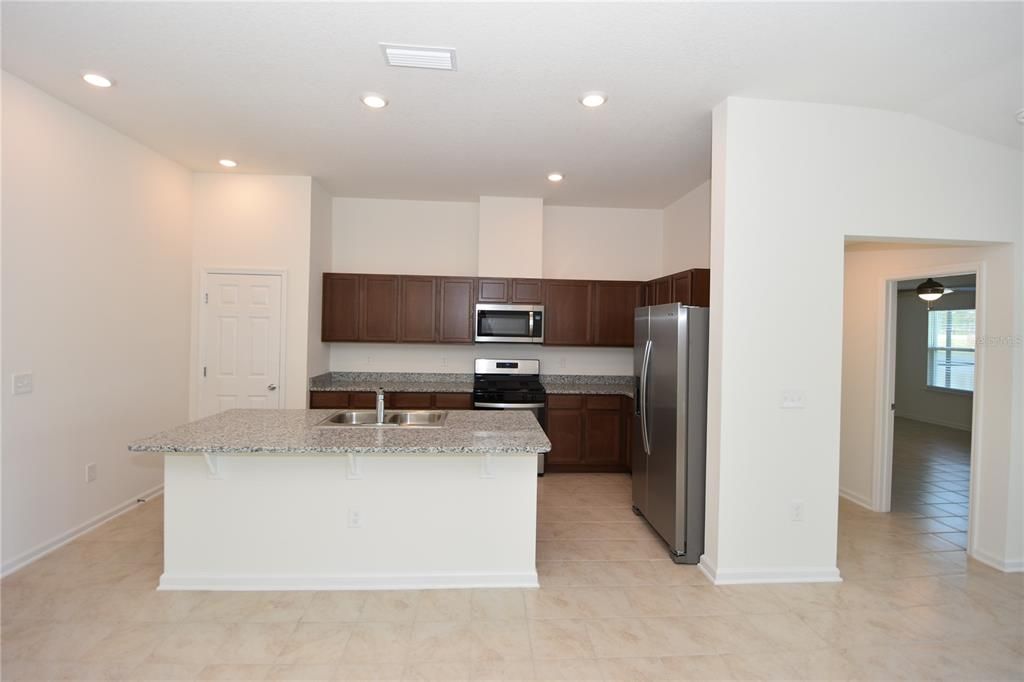 For Rent: $2,100 (4 beds, 2 baths, 1891 Square Feet)