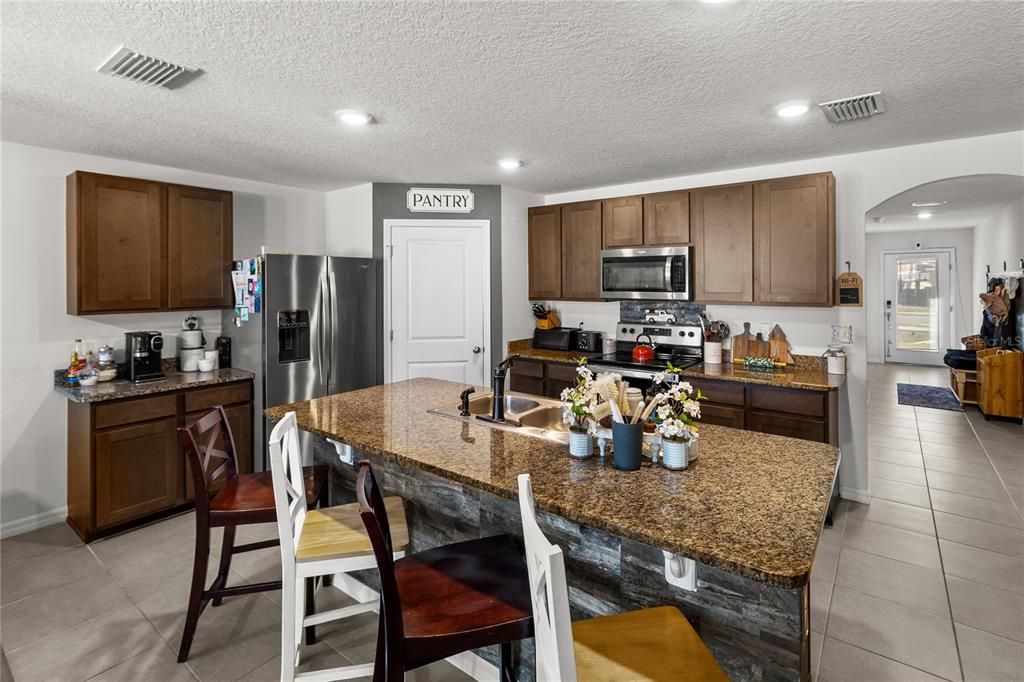 待售: $335,000 (4 贝兹, 2 浴室, 1768 平方英尺)