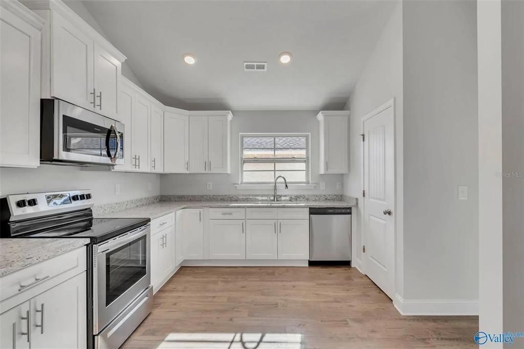 待售: $390,600 (4 贝兹, 3 浴室, 2200 平方英尺)