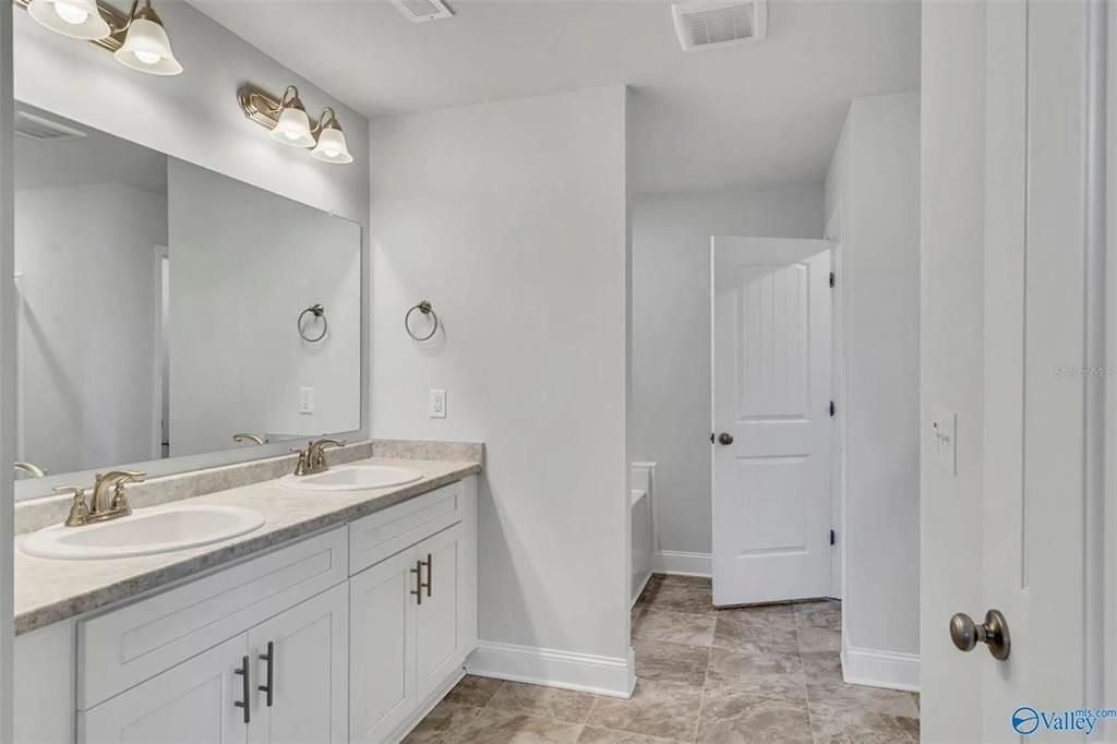 待售: $390,600 (4 贝兹, 3 浴室, 2200 平方英尺)