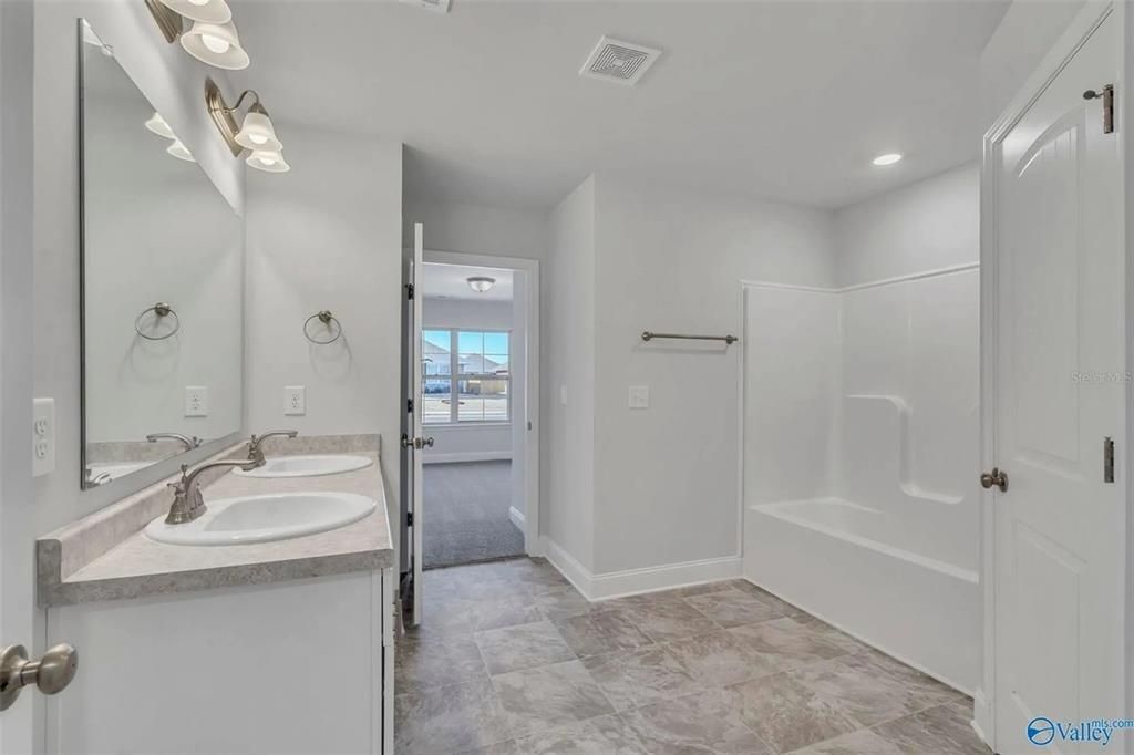 待售: $390,600 (4 贝兹, 3 浴室, 2200 平方英尺)