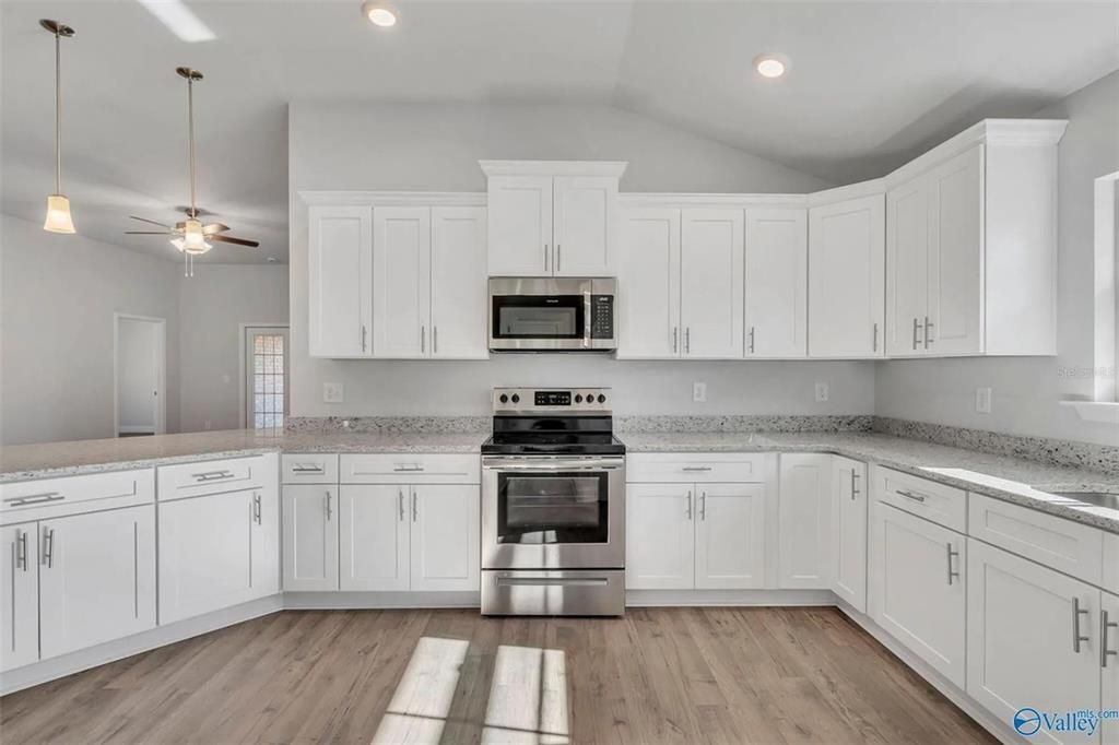 待售: $390,600 (4 贝兹, 3 浴室, 2200 平方英尺)