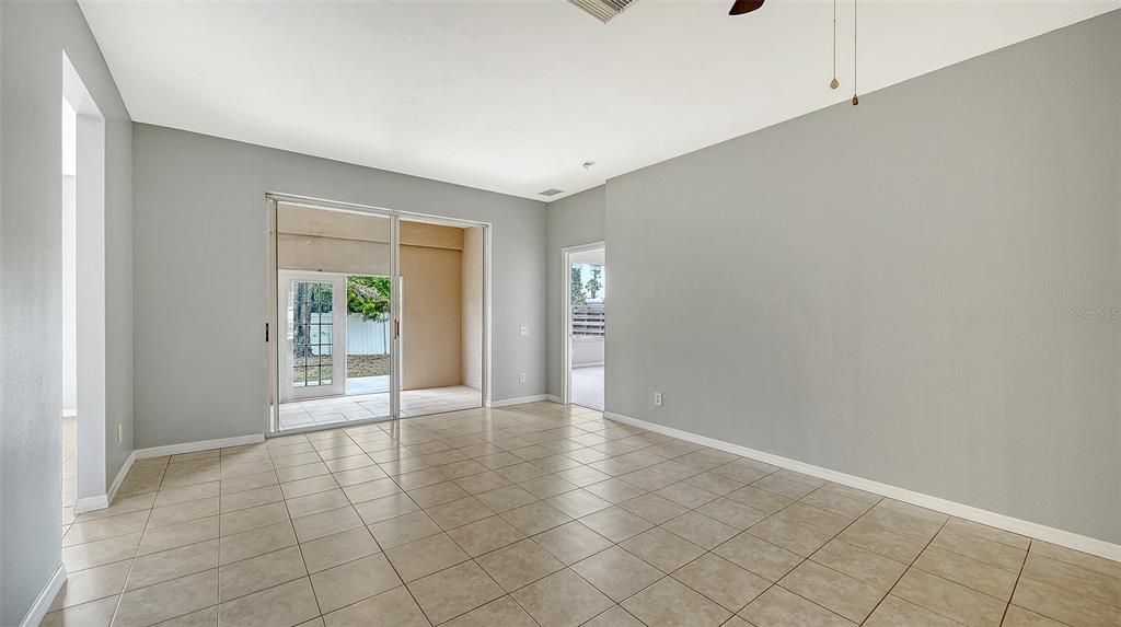 En Venta: $420,000 (4 camas, 2 baños, 1996 Pies cuadrados)