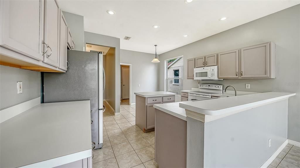 En Venta: $420,000 (4 camas, 2 baños, 1996 Pies cuadrados)