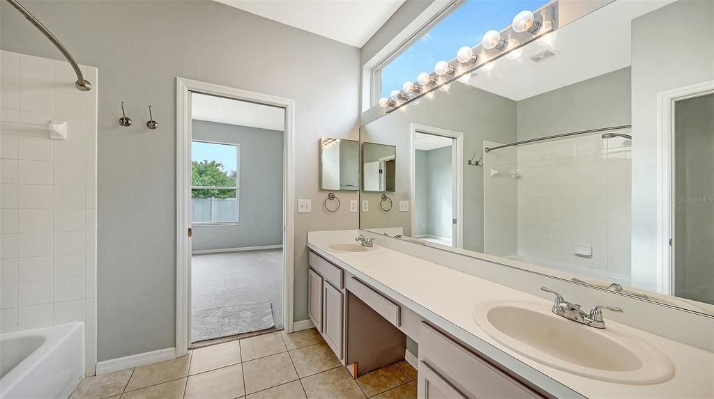 En Venta: $420,000 (4 camas, 2 baños, 1996 Pies cuadrados)