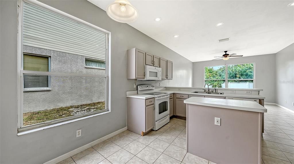 En Venta: $420,000 (4 camas, 2 baños, 1996 Pies cuadrados)