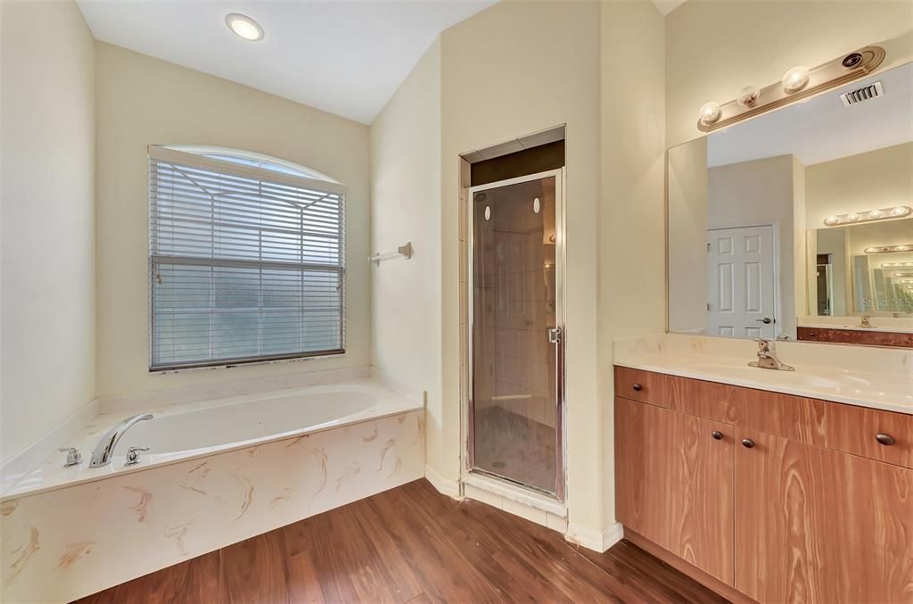 For Rent: $2,150 (3 beds, 2 baths, 1827 Square Feet)