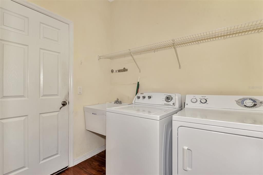 For Rent: $2,150 (3 beds, 2 baths, 1827 Square Feet)