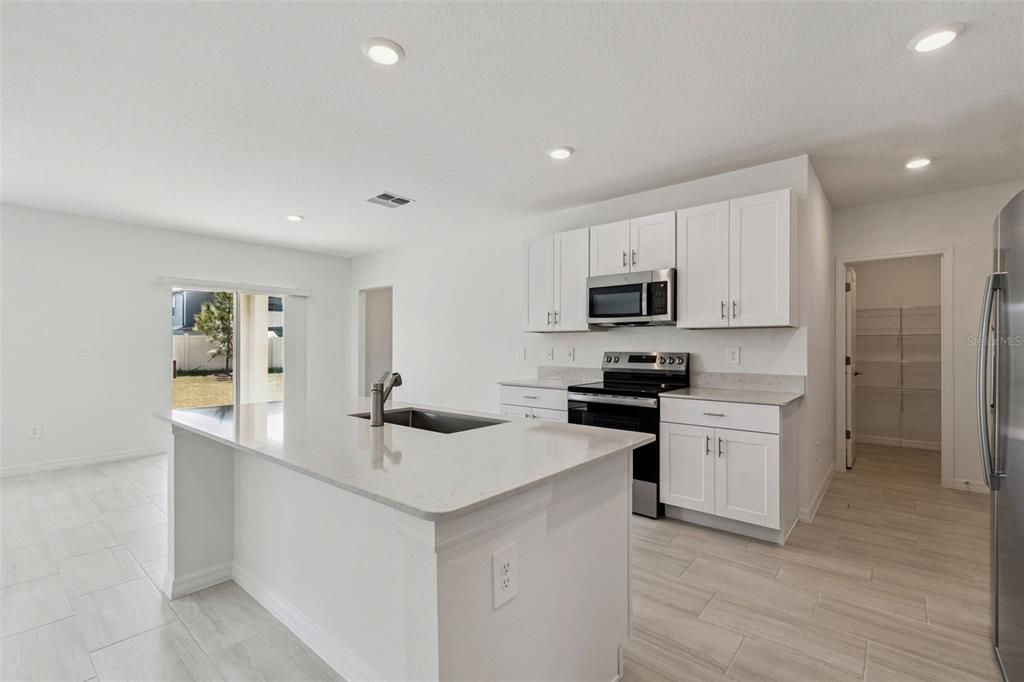 出租: $3,000 (6 贝兹, 3 浴室, 3092 平方英尺)