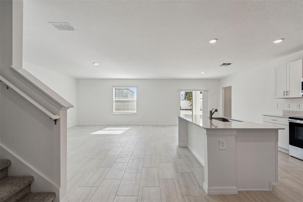 出租: $3,000 (6 贝兹, 3 浴室, 3092 平方英尺)