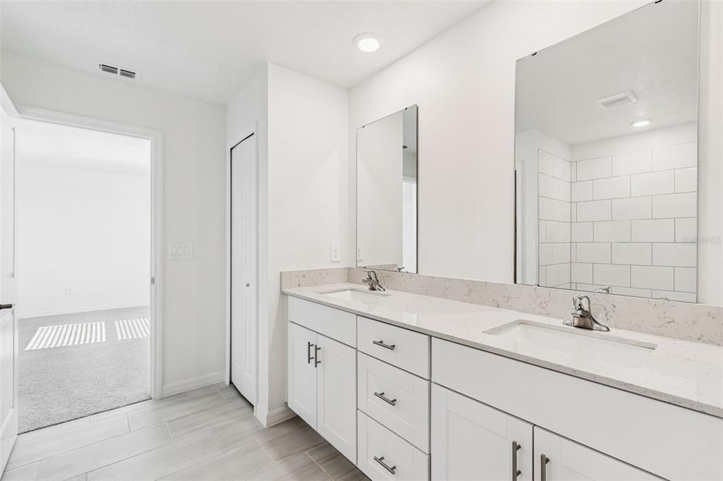 出租: $3,000 (6 贝兹, 3 浴室, 3092 平方英尺)