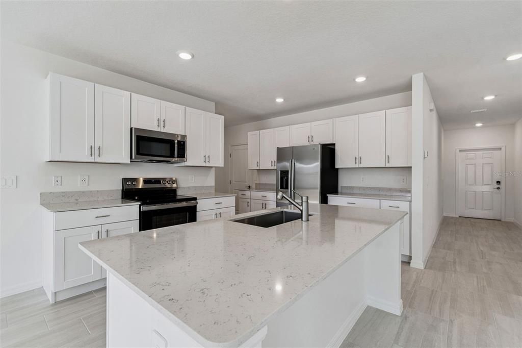 出租: $3,000 (6 贝兹, 3 浴室, 3092 平方英尺)