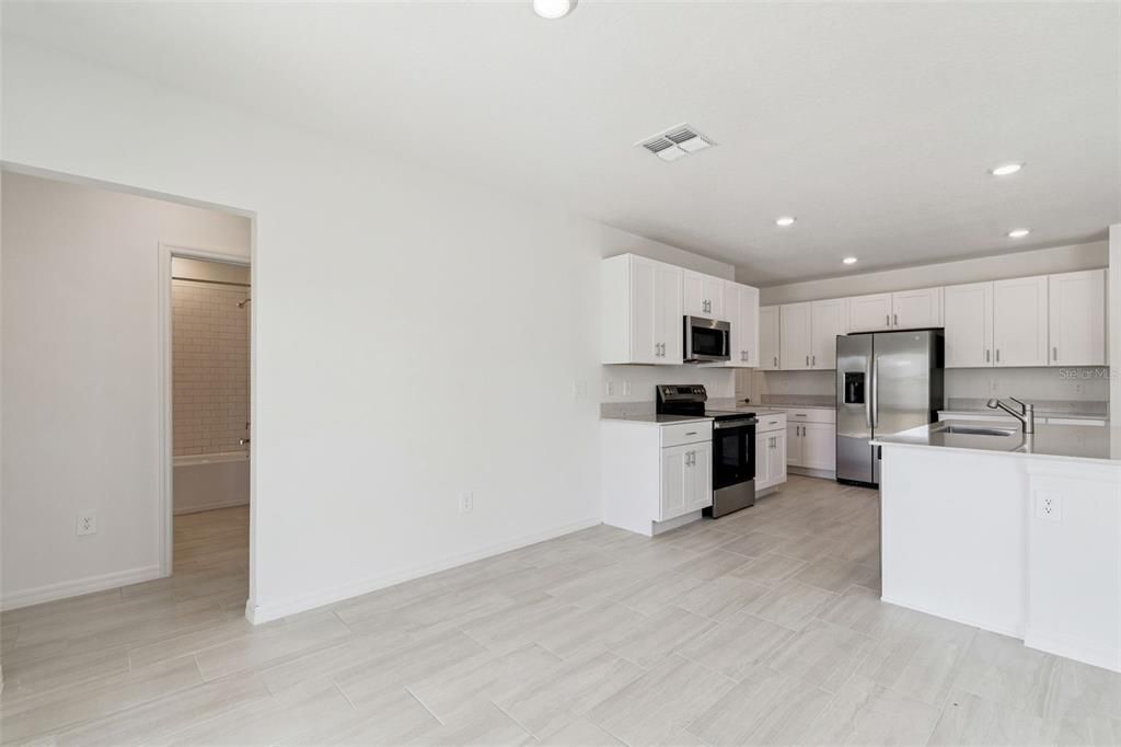 出租: $3,000 (6 贝兹, 3 浴室, 3092 平方英尺)