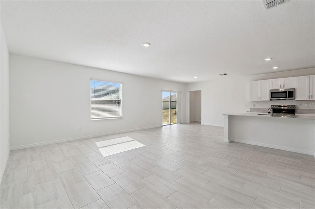 出租: $3,000 (6 贝兹, 3 浴室, 3092 平方英尺)