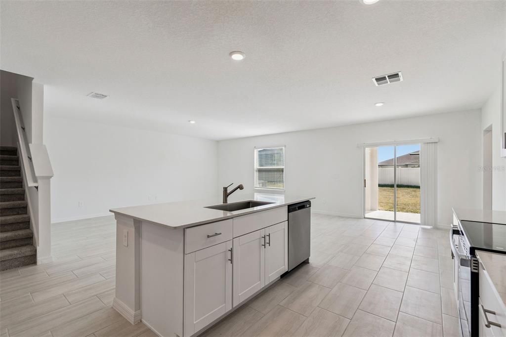 出租: $3,000 (6 贝兹, 3 浴室, 3092 平方英尺)