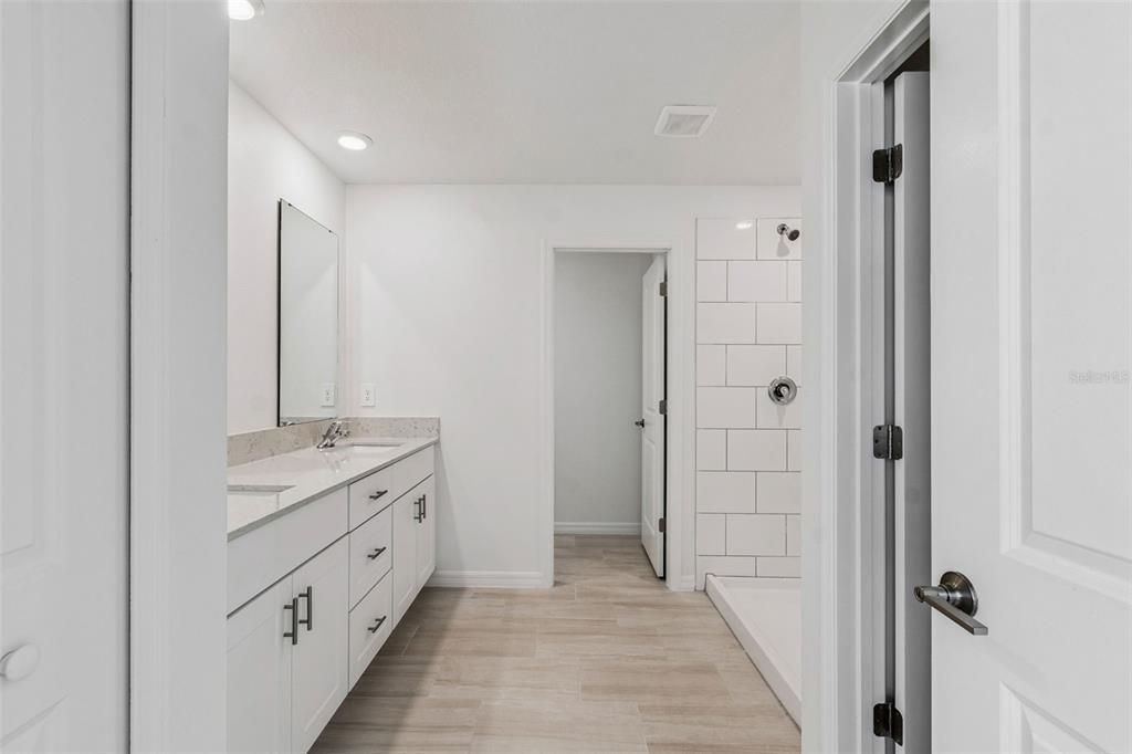 出租: $3,000 (6 贝兹, 3 浴室, 3092 平方英尺)