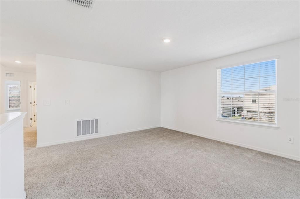 出租: $3,000 (6 贝兹, 3 浴室, 3092 平方英尺)