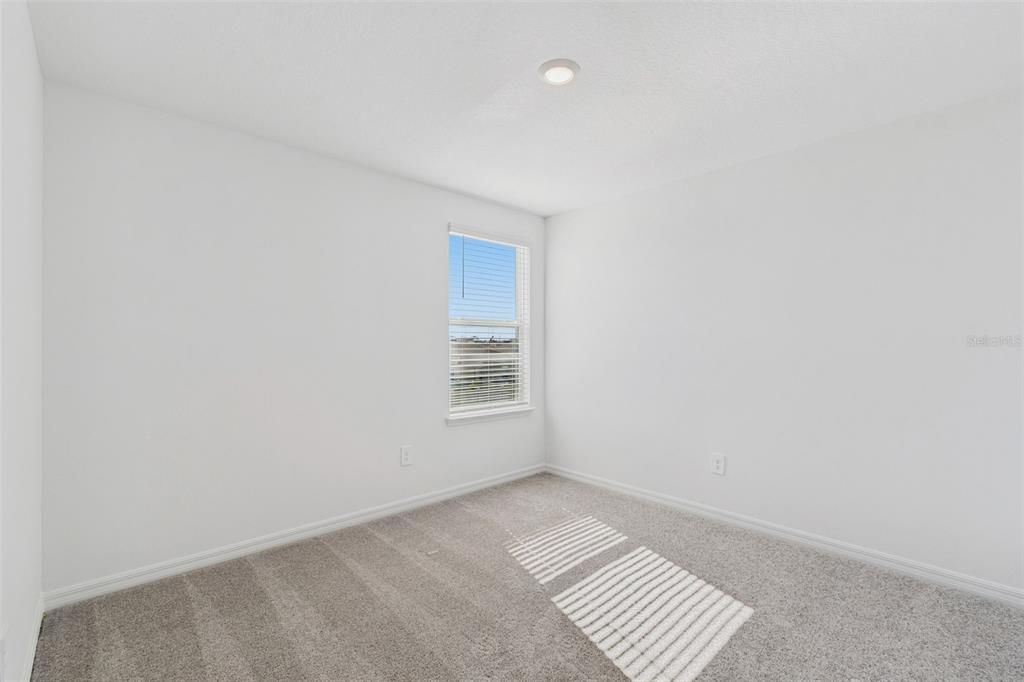 出租: $3,000 (6 贝兹, 3 浴室, 3092 平方英尺)