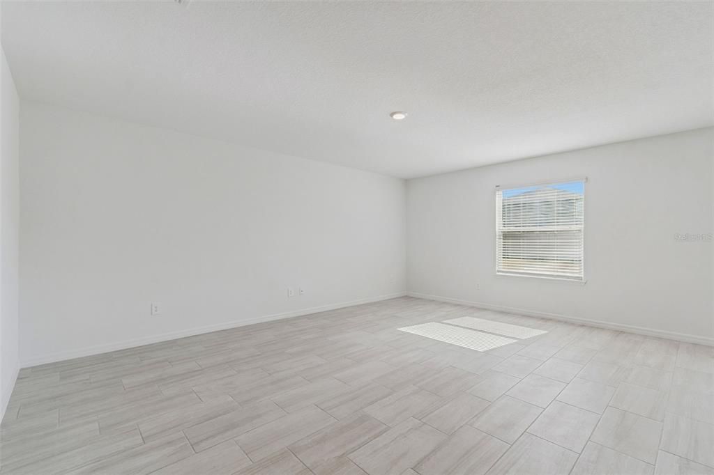 出租: $3,000 (6 贝兹, 3 浴室, 3092 平方英尺)