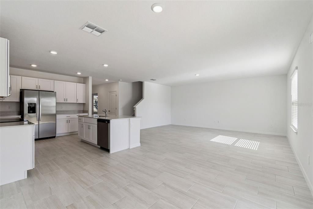 出租: $3,000 (6 贝兹, 3 浴室, 3092 平方英尺)