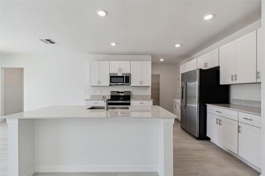 出租: $3,000 (6 贝兹, 3 浴室, 3092 平方英尺)