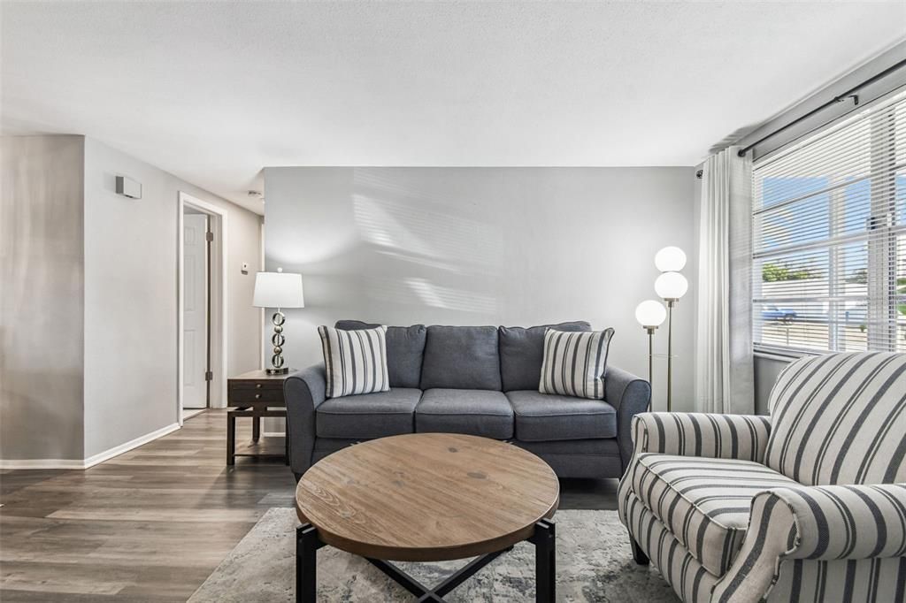 На продажу: $227,000 (2 спален, 1 ванн, 1040 Квадратных фут)