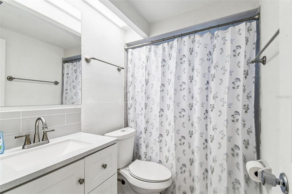 На продажу: $227,000 (2 спален, 1 ванн, 1040 Квадратных фут)