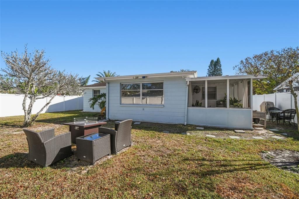 На продажу: $227,000 (2 спален, 1 ванн, 1040 Квадратных фут)