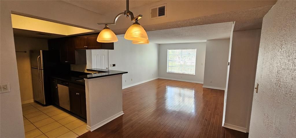 For Rent: $1,500 (1 beds, 1 baths, 642 Square Feet)