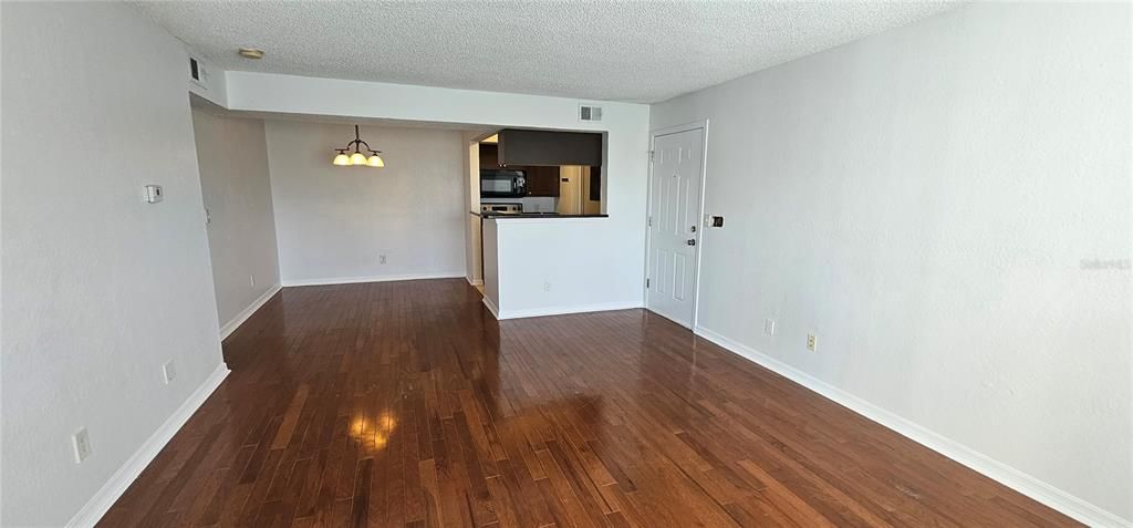 For Rent: $1,500 (1 beds, 1 baths, 642 Square Feet)