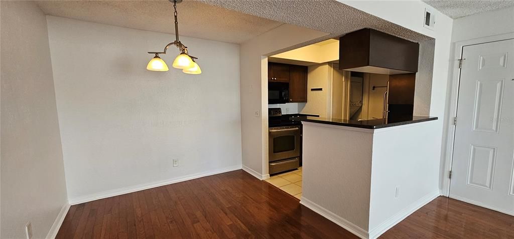 For Rent: $1,500 (1 beds, 1 baths, 642 Square Feet)