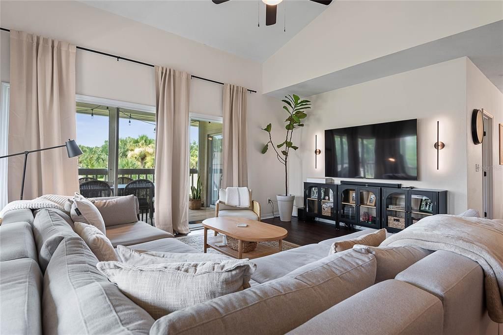 На продажу: $285,000 (2 спален, 2 ванн, 1300 Квадратных фут)