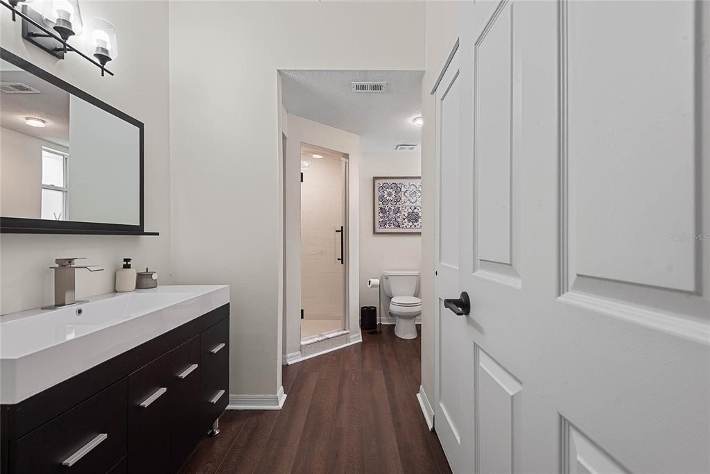 На продажу: $285,000 (2 спален, 2 ванн, 1300 Квадратных фут)