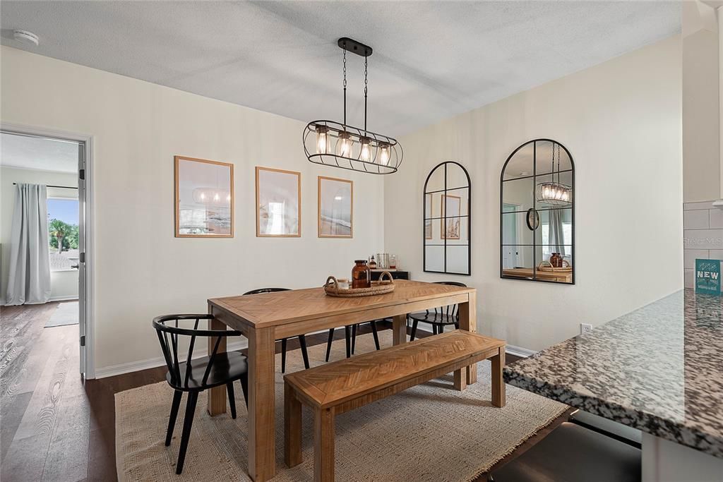 На продажу: $285,000 (2 спален, 2 ванн, 1300 Квадратных фут)