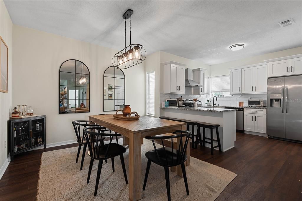 На продажу: $285,000 (2 спален, 2 ванн, 1300 Квадратных фут)