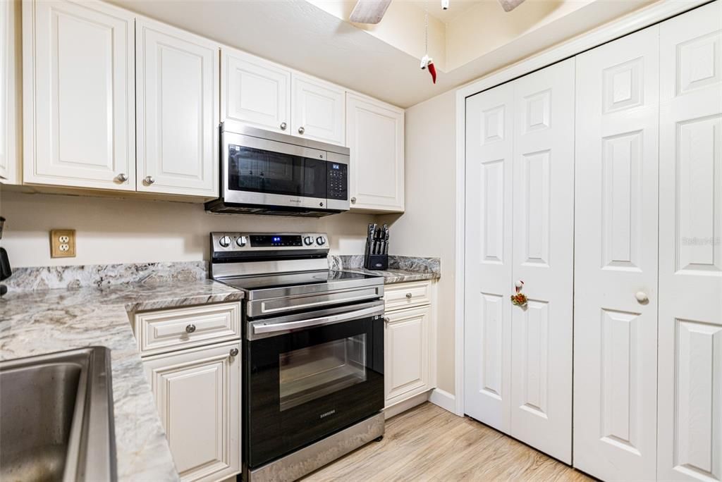 For Sale: $189,000 (2 beds, 2 baths, 1214 Square Feet)