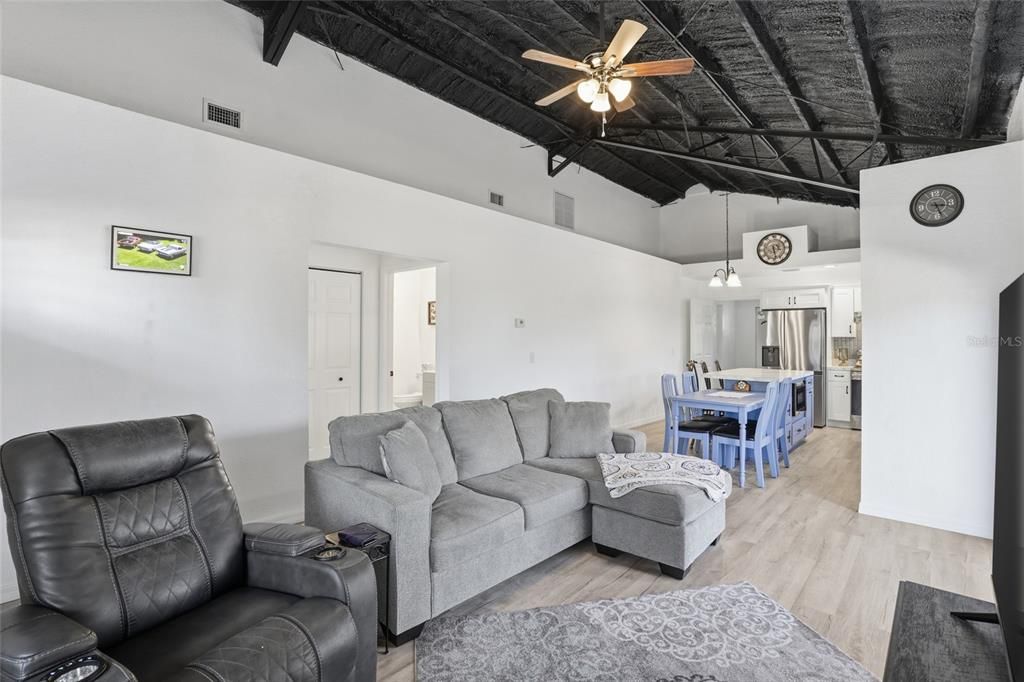 For Sale: $324,900 (2 beds, 2 baths, 1400 Square Feet)