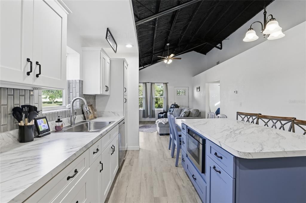 For Sale: $324,900 (2 beds, 2 baths, 1400 Square Feet)