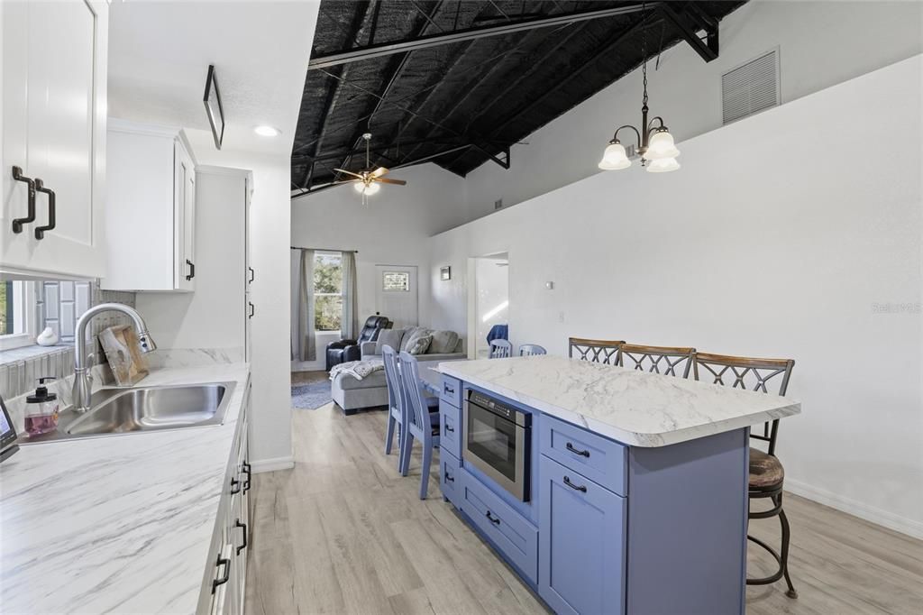 For Sale: $324,900 (2 beds, 2 baths, 1400 Square Feet)