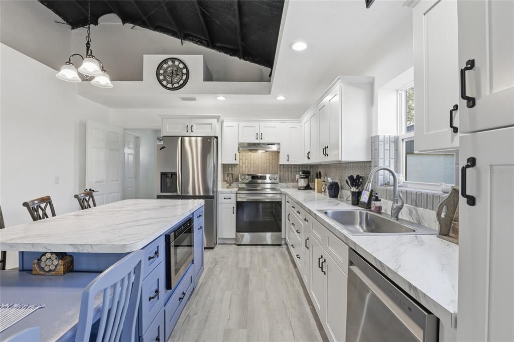 For Sale: $324,900 (2 beds, 2 baths, 1400 Square Feet)