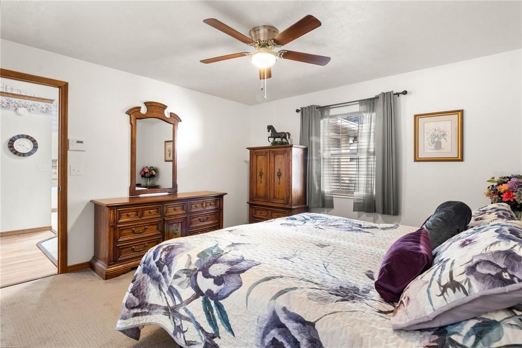 待售: $237,000 (3 贝兹, 2 浴室, 1212 平方英尺)