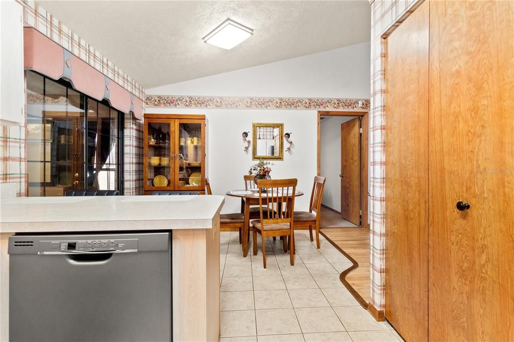 待售: $237,000 (3 贝兹, 2 浴室, 1212 平方英尺)