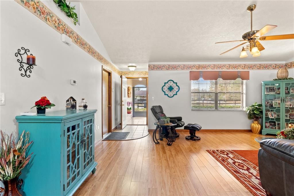 待售: $237,000 (3 贝兹, 2 浴室, 1212 平方英尺)