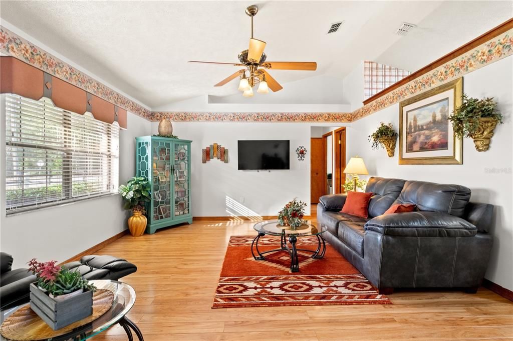 待售: $237,000 (3 贝兹, 2 浴室, 1212 平方英尺)