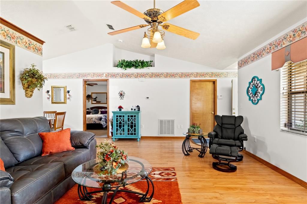 待售: $237,000 (3 贝兹, 2 浴室, 1212 平方英尺)