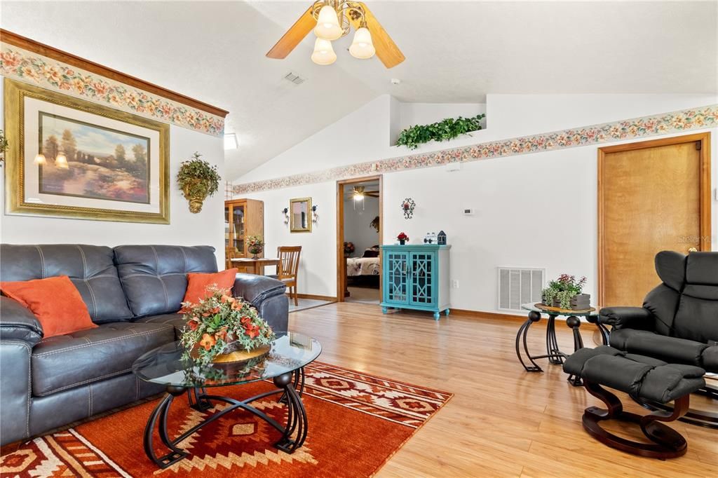 待售: $237,000 (3 贝兹, 2 浴室, 1212 平方英尺)