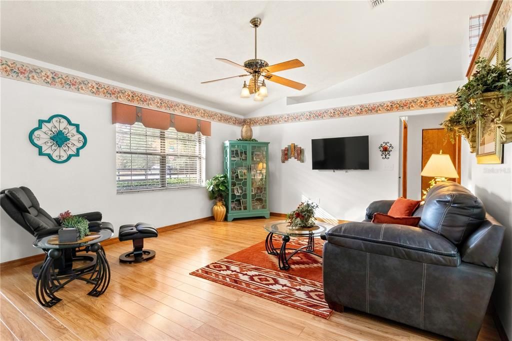 待售: $237,000 (3 贝兹, 2 浴室, 1212 平方英尺)