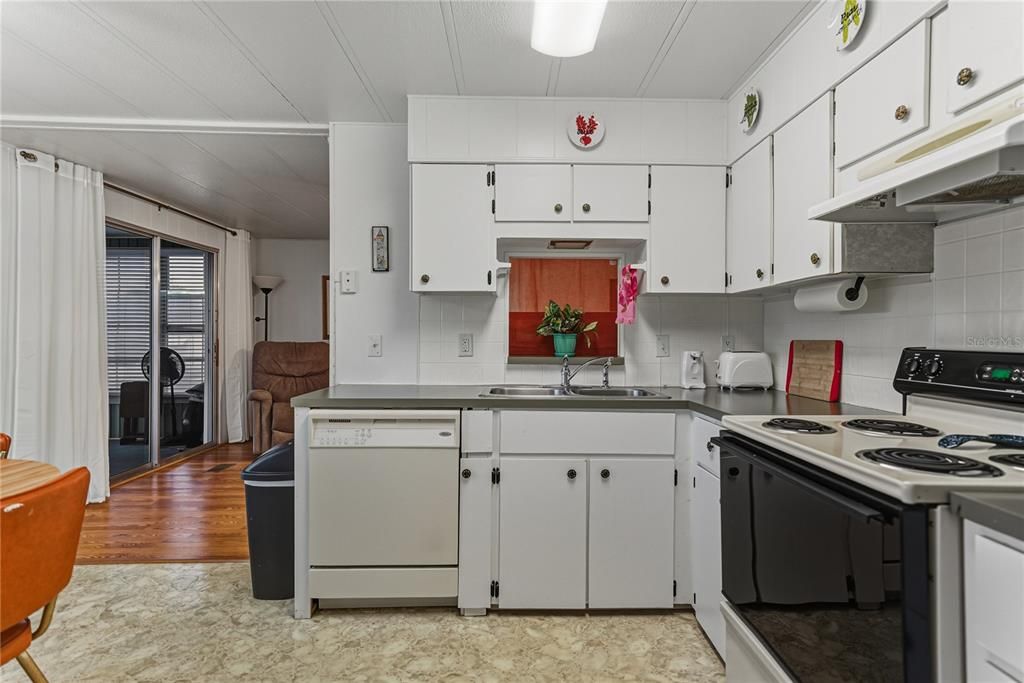 合同活跃: $114,900 (2 贝兹, 2 浴室, 840 平方英尺)