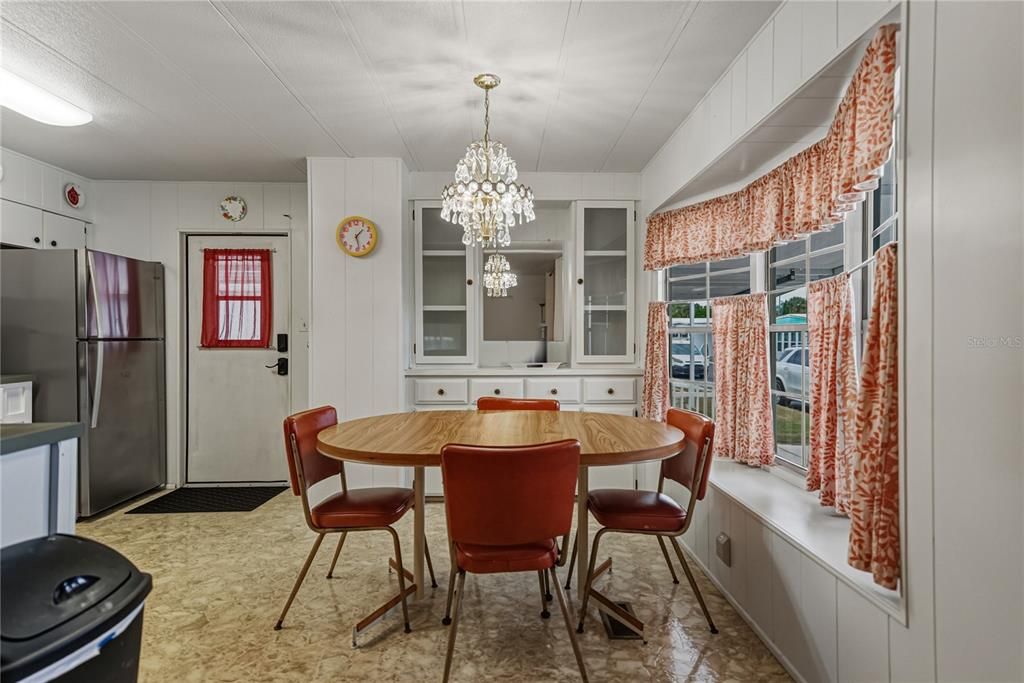 合同活跃: $114,900 (2 贝兹, 2 浴室, 840 平方英尺)