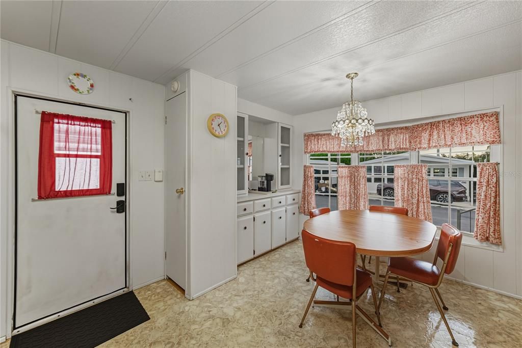 合同活跃: $114,900 (2 贝兹, 2 浴室, 840 平方英尺)